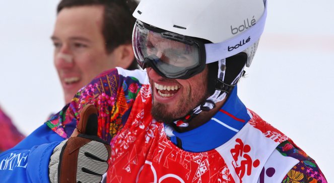 Pierre Vaultier cieszy się ze zdobycia złotego medalu w snowcrossie podczas igrzysk w Soczi