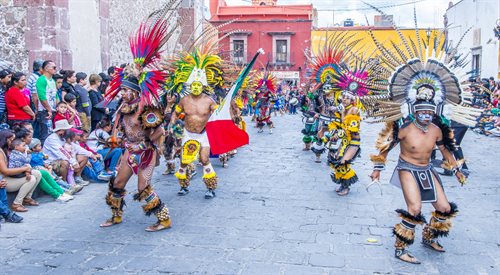 Meksykańscy Indianie w tradycyjnych kostiumach podczas festiwalu w San Miguel de Allende