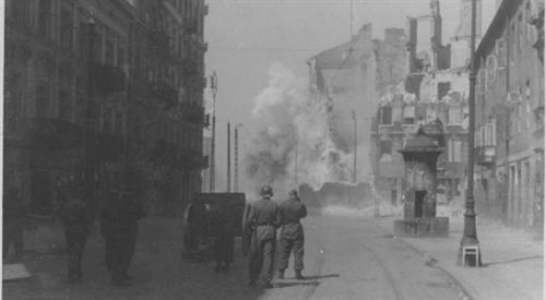 Zdjęcie z 1943 roku. Powstanie w getcie warszawskim, widok z ulicy Zamenhofa w kierunku domu nr 20 stojącym na skrzyżowaniu z ulicą Gęsią