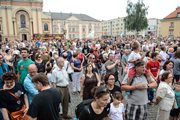 Na placu Krasińskich przy Pomniku Powstania Warszawskiego warszawiacy minutą ciszy oddają hołd uczestnikom powstańczego zrywu.