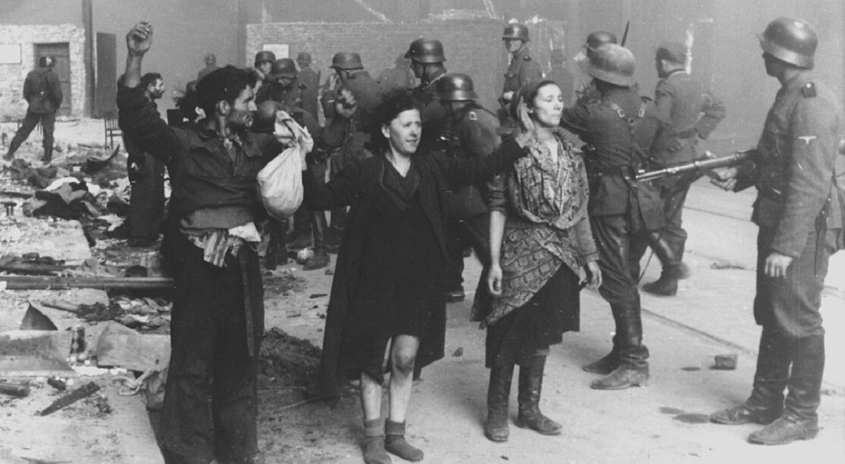 Powstanie w getcie warszawskim - fotografia z Raportu Stroopa. Oryginalny niemiecki podpis: Ci bandyci stawiali zbrojny opór
