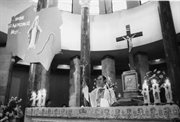 W kościele św. Stanisława Kostki na Żoliborzu, od stycznia 1982 roku w ostatnią niedzielę każdego miesiąca, ksiądz Jerzy Popiełuszko odprawiał mszę św. w intencji ojczyzny. Warszawa, 29.05.1983
