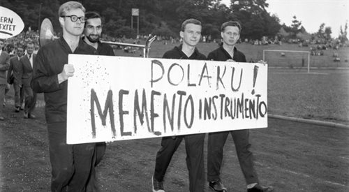 Członkowie grupy jazzowej Sextet Krzysztofa Komedy. Pierwszy z lewej Krzysztof Komeda, drugi z lewej Jan Zylber, trzeci od lewej Jerzy Milian podczas pochodu rozpoczynającego II Festiwal Muzyki Jazzowej. Sopot 14 lipca 1957 roku
