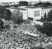 Tłumy niezadowolonych robotników zbierają się pod budynkiem Komitetu Wojewódzkiego Polskiej Zjednoczonej Partii Robotniczej. Skrzyżowanie ulic 1 Maja i Kelles-Krauza. Radom, 25 czerwca 1976 