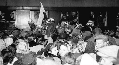 Biała Podlaska, tłumy witają powracającą z Moskwy polską delegację partyjno - rządową na czele z Wł.Gomułką, PAPCAF
