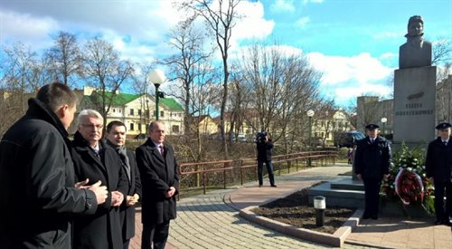 Szef MSZ Witold Waszczykowski przed pomnikiem Elizy Orzeszkowej w Grodnie