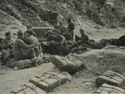 Żołnierze 2 Korpusu z bagażami. Rejon Monte Cassino, Włochy, 1944