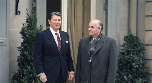 Prezydent USA Ronald Reagan (z lewej) i Michaił Gorbaczow, Sekretarz Generalny Komitetu Centralnego Komunistycznej Partii Związku Radzieckiego. Genewa, 19.11.1985 r.