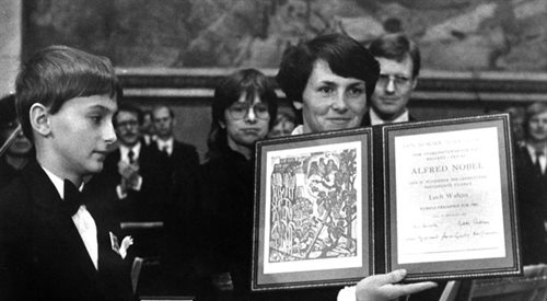 Danuta Wałęsa prezentuje Pokojową Nagrodę Nobla odebraną w imieniu męża Lecha Wałęsy. Z lewej - syn Bogdan. PAPArchiwum