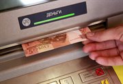W związku z denominacją w nocy z 30 czerwca na 1 lipca wstrzymano pracę części bankomatów, gdyż trzeba było w nich wymienić stare ruble na nowe. W niektórych bankomatach wcześniej zabrakło pieniędzy. Białorusini, obawiając się trudności w rozliczeniach, zaopatrywali się masowo w gotówkę.
