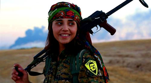 Kurdyjska żołnierka walcząca w szeregach Powszechnych Jednostek Ochrony