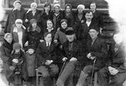 Pracownicy szwalni, w drugim rzędzie od lewej: Leokadia Wojtaszek, Anna Czech, Anna Leżaj. Czernisz w Komi ASSR (Komijska Autonomiczna Socjalistyczna Republika Radziecka), 10 lipca 1941