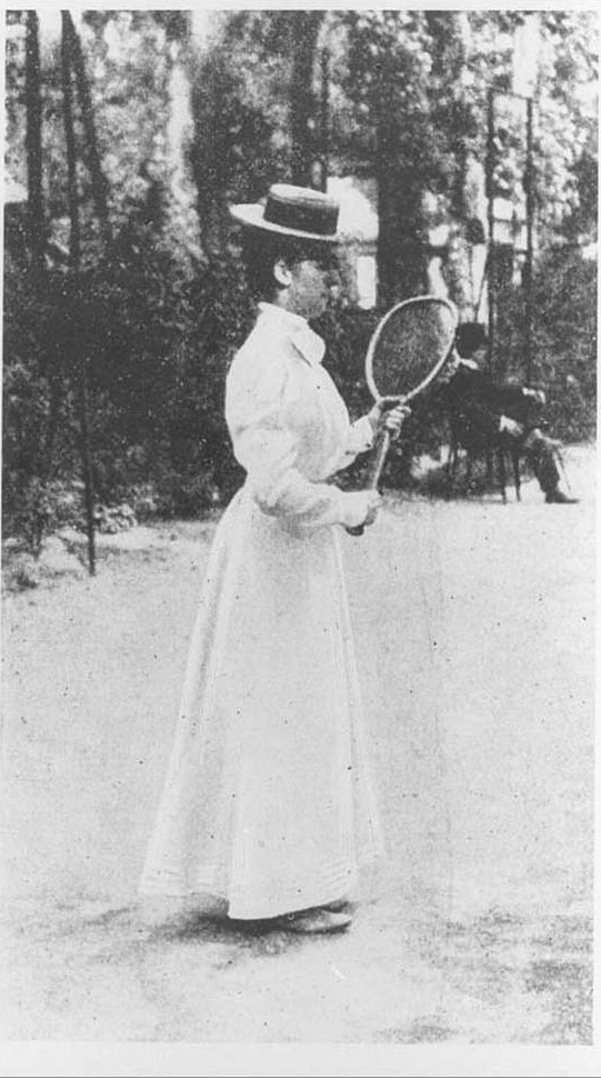 Francuzka Hélène Prevost - jedna z dwudziestu siedmiu kobiet, które wzięły udział w II Igrzyskach Olimpijskich, które odbyły się w 1900 roku w Paryżu. Zdobyła srebrny medal w grze pojedynczej kobiet  w tenisie ziemnym. Źródło: Wikimedia commons/Domena publiczna
