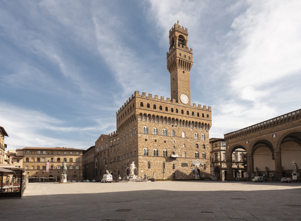 Piazza della Signoria i Palazzo Vecchio we Florencji, widok współczesny (zdj. wykonane podczas epidemii koronawirusa, stąd brak turystów). Fot. Shutterstock