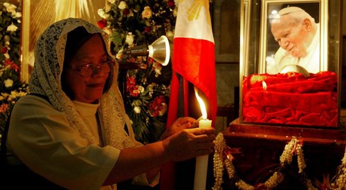 Filipiny to jedyny azjatycki kraj, gdzie katolicy stanowią większość i gdzie milionowe tłumy witały papieża Jana Pawła II podczas jego pielgrzymek do tego kraju w 1981 i 1995 roku
