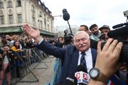 B. prezydent Lech Wałęsa wita się zebranymi podczas głównych uroczystości z okazji 25-lecia Wolności