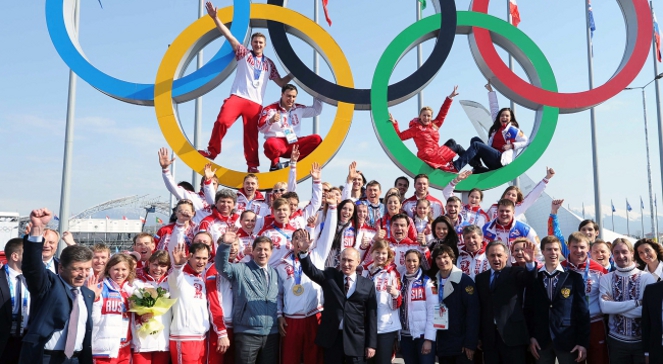 Rosyjscy sportowcy na pamiątkowym zdjęciu, kończącym ich występy w Soczi