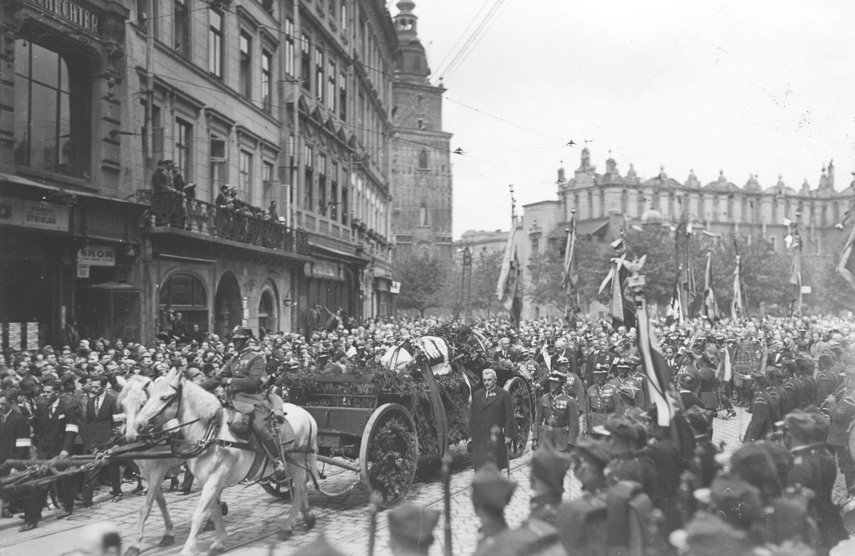 

  Kondukt żałobny prowadzący trumnę ze szczątkami generała Józefa Bema na Wawel w Krakowie. Źródło: NAC/Domena publiczna
  