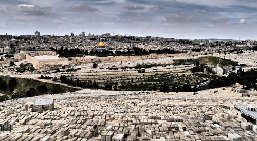 Połączenie terminów świąt dla Jerozolimy oznacza ponadprzeciętny napływ turystów i pielgrzymów (na zdjęciu widok na miasto z Góry Oliwnej)