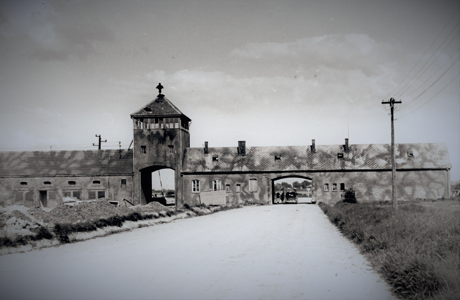 Brama byłego KL Auschwitz II_Birkenau, 29 maja 1945. Fot. Stanisław Kolowca, Archiwum IPN