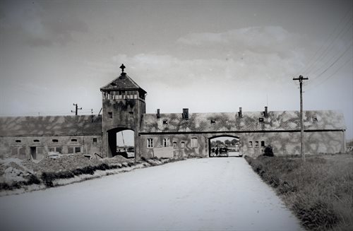 Brama byłego KL Auschwitz II_Birkenau, 29 maja 1945 r.
