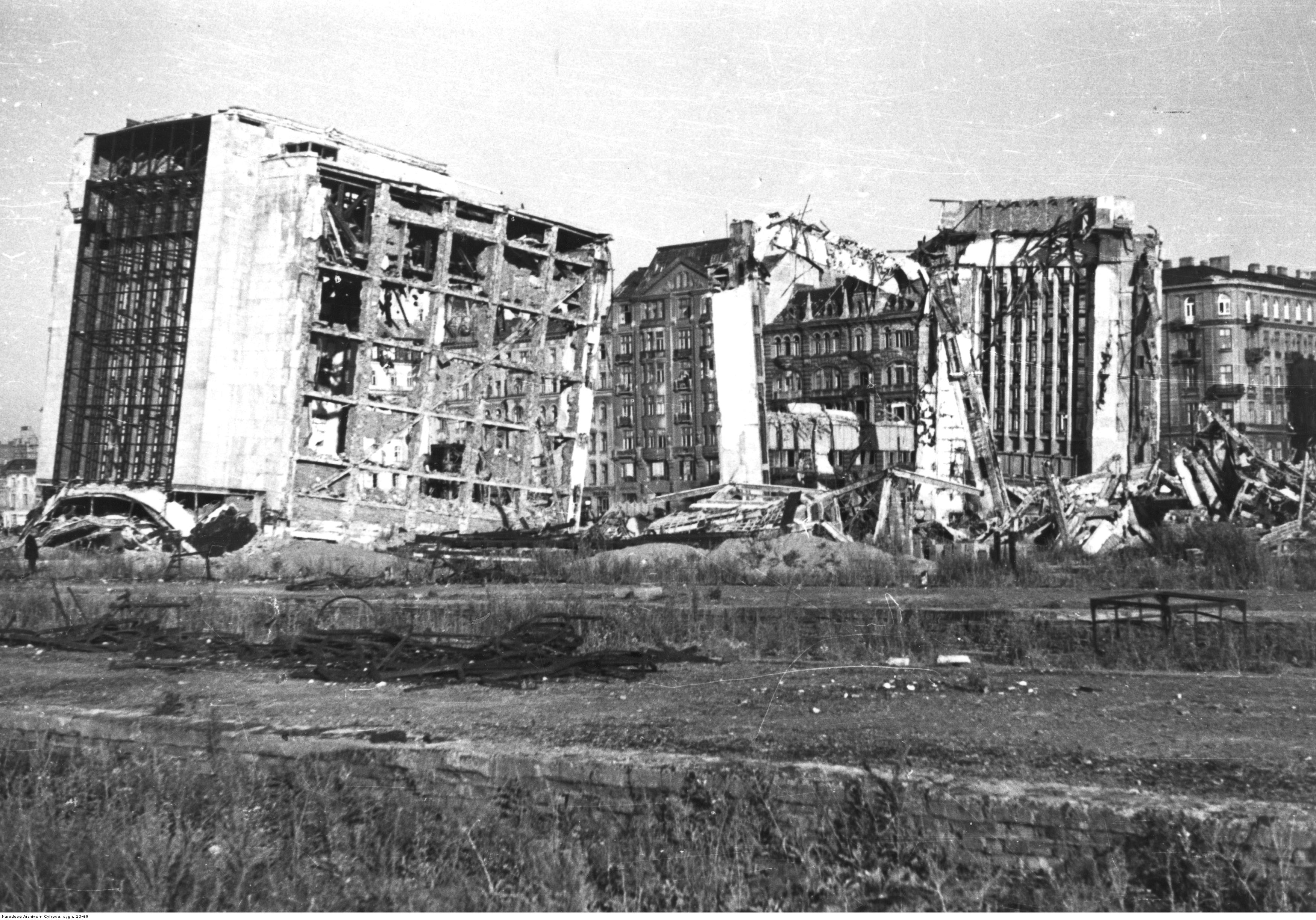 Widok ruin Dworca Głównego oraz Alei Jerozolimskiej w 1945 roku. Foto: NAC