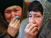Płaczące kobiety na pogrzebie zabitego Białorusina