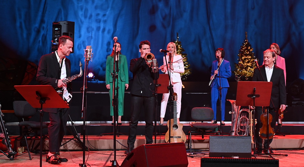 Kadr z koncertu z cyklu "Jazz.pl", w którym Rodzina Pospieszalskich zagrała kolędowy repertuar, w przedświąteczny, piątkowy wieczór (22 grudnia 2023 roku). 