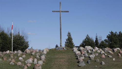 Krzyż w Gibach upamiętniający pomordowanych w obławie augustowskiej, zwanej też obławą lipcową lub małym Katyniem. Krzyż ustawiono w 1991 r. na symbolicznej mogile