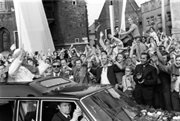 Papież przejeżdża wśród tłumu witających go wiernych na rynku w Krakowie. Czerwiec 1979