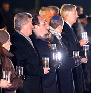 Prezydent Francji Francois Holland, król Belgii Filip I oraz pozostali uczestnicy uroczystości stawiają znicze przed Międzynarodowym Pomnikiem Ofiar Faszyzmu w Birkenau.