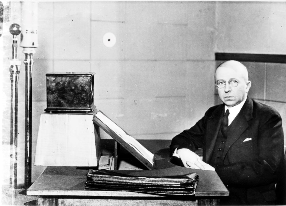 Adam Koc przed mikrofonem radiowym, podczas wygłaszania deklaracji ideowo-politycznej Obozu Zjednoczenia Narodowego (21 lutego 1937). Źrodło: NAC/Domena publiczna
