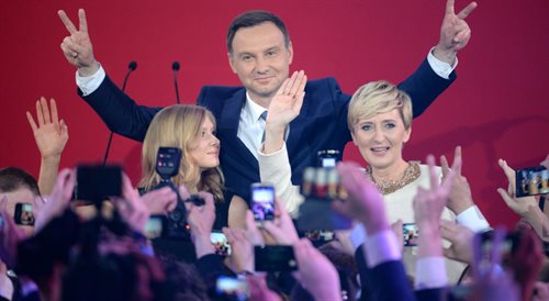Andrzej Duda z córką Kingą i żoną Agatą podczas wieczoru wyborczego, po ogłoszeniu sondażowych wyników wyborów. Według oficjalnych wyników kandydat PiS w drugiej turze otrzymał 51,55, procent głosów, a jego rywal Bronisław Komorowski - 48,45 procent