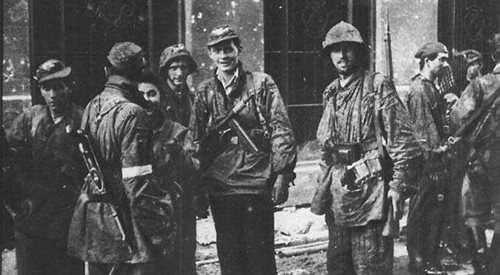 Zdjęcie zrobiono 2 września 1944 roku. Kompania Maciek batalionu Zośka po przejściu kanałami do Śródmieścia na ulicę Warecką