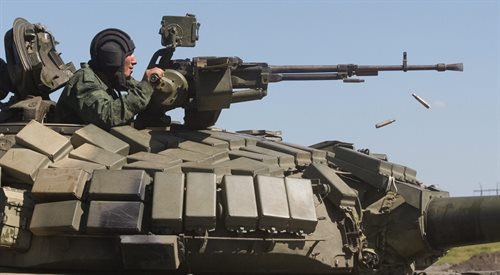 Prorosyjski bojownik podczas ćwiczeń na wschodzie Ukrainy