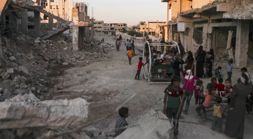 Domy zniszczone przez naloty bombowe w miejscowości  Al-Nashabiyah w Syrii