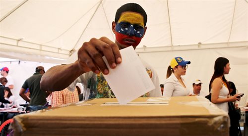 Jeden z głosujących w referendum 16 lipca 2017 r.