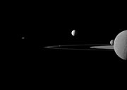 Księżyce Saturna - Janus (L), Pandora (2L),  Enceladus (2P) i Rhea (P). Zdjęcie zrobione przez misję Cassini-Huygens. 


