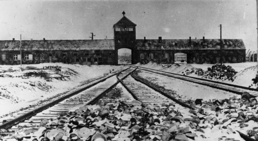 Brama wjazdowa do obozu KL Auschwitz-Birkenau 510.jpg