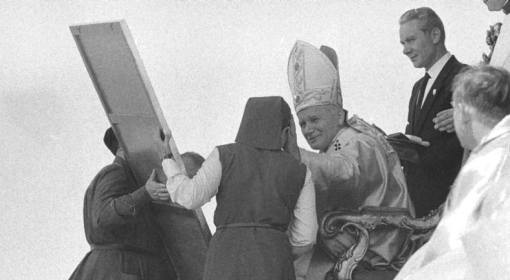 Ojciec Święty po mszy przyjmuje dary od mieszkańców Wielkopolski. Poznań, czerwiec 1983