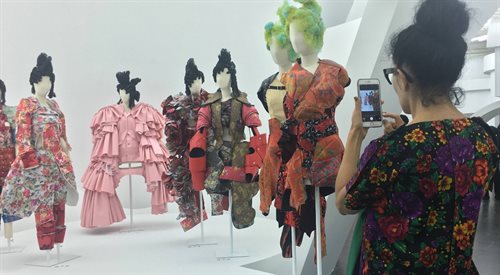 Stroje zaprojektowane przez Rei Kawakubo oglądać można na wystawie w Costume Institute w Metropolitan Museum of Art w Nowym Jorku