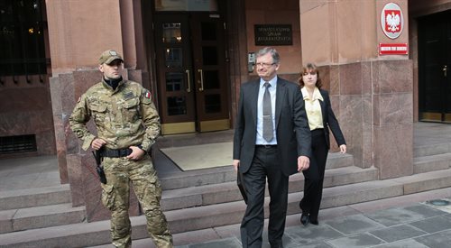 Ambasador Rosji w Polsce Siergiej Andriejew wychodzi z Ministerstwa Spraw Zagranicznych w Warszawie