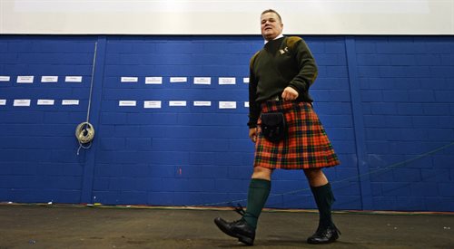 Szkot w narodowym stroju podczas pierwszego referendum w sprawie niepodległości Szkocji w 2014 r.