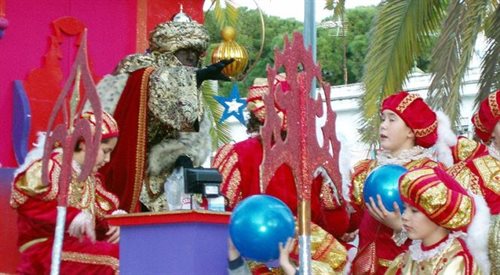 Trzej Królowie rozdający dzieciom prezenty to jedna ze świątecznych tradycji w Hiszpanii i krajach Ameryki Łacińskiej