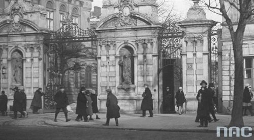Uniwersytet Warszawski. Widok bramy głównej od strony Krakowskiego Przedmieścia. Zdjęcie z 1928 roku