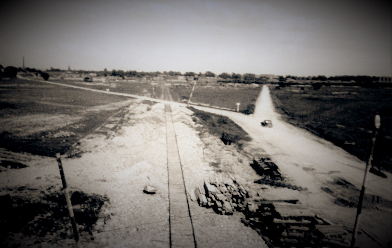 Tory kolejowe prowadzące do byłego KL Auschwitz II-Birkenau, 29 maja 1945. Fot. Stanisław Kolowca, Archiwum IPN