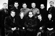 Grupa Polaków, m.in. mąż zaufania ambasady RP T. Szymberski (siedzi w środku) i jego córka Barbara (obok z prawej). Aktiubińsk, 1941