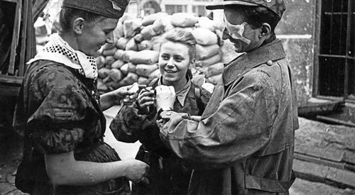 Żołnierze z batalionu Parasol po wyjściu z kanału na ul. Wareckiej. Pośrodku Maria Stypułkowska, po prawej Krzysztof Palester Krzych