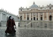 Zakonnice przemierzają Plac św. Piotra przed Bazyliką św. Piotra w Watykanie. Kolegium Kardynałów zbierze się w poniedziałek na ostatniej kongregacji przed rozpoczynającym się we wtorek konklawe.