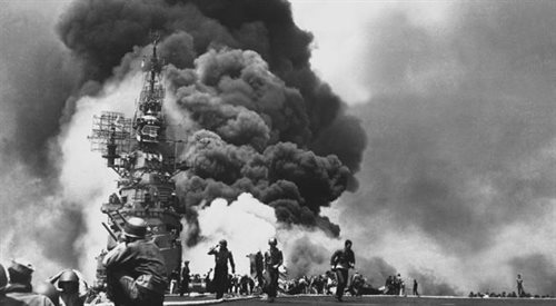 Skutki ataku kamikaze  płonie okręt USS Bunker Hill